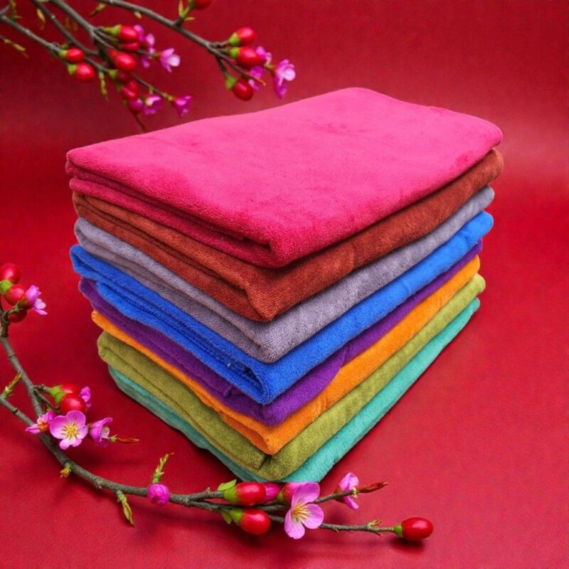 Khăn Microfiber giúp mặt bếp từ sáng bóng ngày Tết