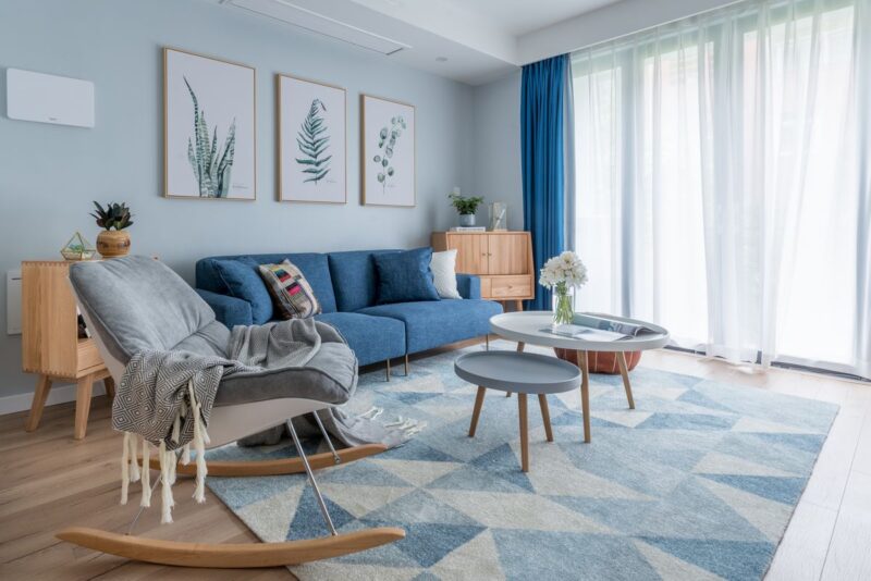 ban tra tron hop menh thuy trong phong khach