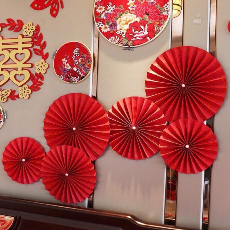 Gợi ý trang trí phòng khách đón Trung Thu đẹp, ấn tượng Trang trí bằng quạt giấy và phụ kiện handmade